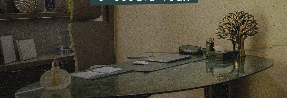 Mesa de atendimento do consultório do Dr. Alberto Paulino, com a escultura sobre a mesa de mármore